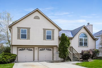 1221 SE Rosehill Dr Lees Summit, MO 64081